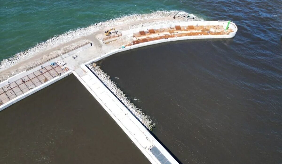Port w Darłowie wkracza w erę offshore. Przebudowa falochronu na finiszu [ZDJĘCIA]