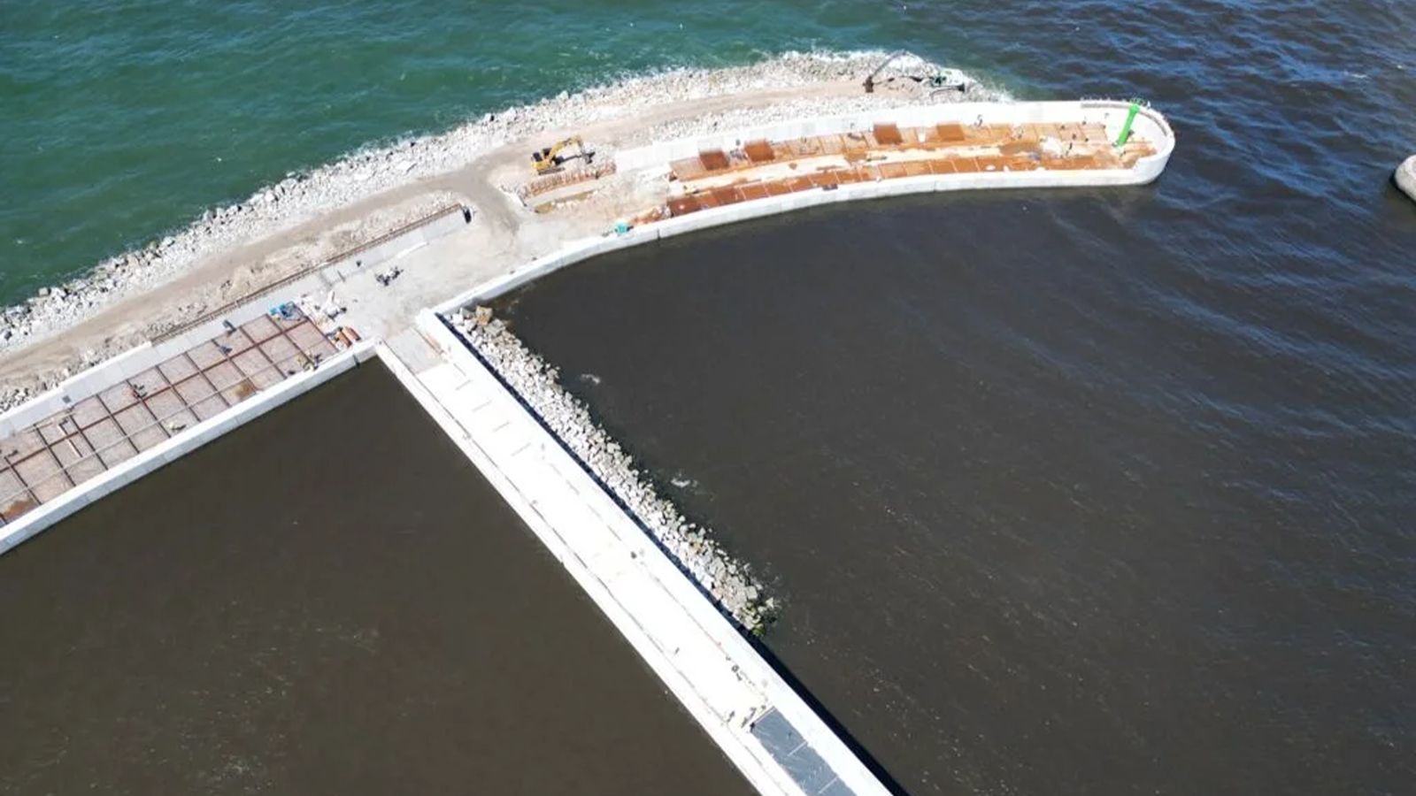 Port w Darłowie wkracza w erę offshore. Przebudowa falochronu na finiszu [ZDJĘCIA]